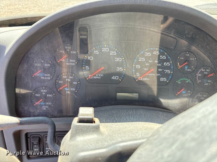 image for item IE9205 2005 International 8600 semi truck