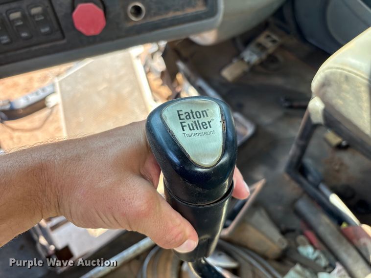 image for item IE9205 2005 International 8600 semi truck