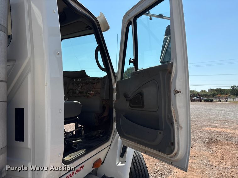 image for item IE9205 2005 International 8600 semi truck