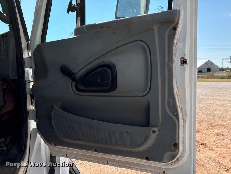 image for item IE9205 2005 International 8600 semi truck