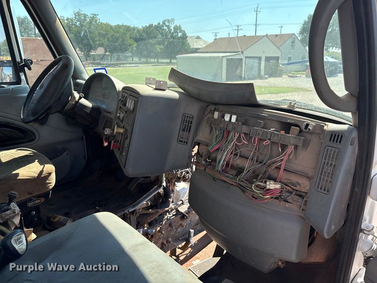 image for item IE9205 2005 International 8600 semi truck