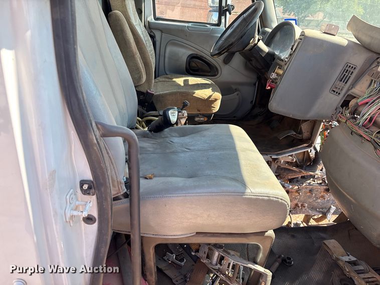 image for item IE9205 2005 International 8600 semi truck