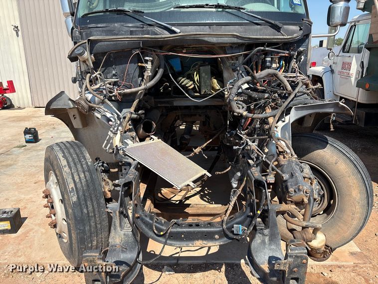 image for item IE9205 2005 International 8600 semi truck