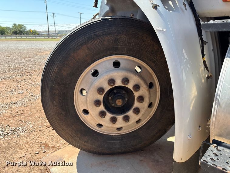 image for item IE9205 2005 International 8600 semi truck