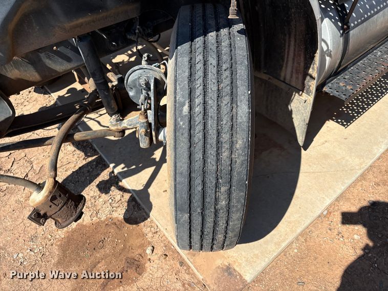 image for item IE9205 2005 International 8600 semi truck