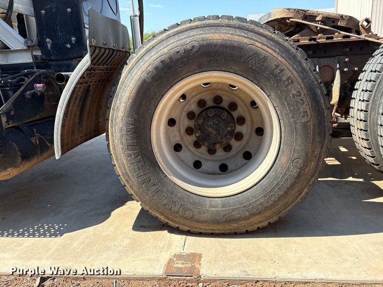 image for item IE9205 2005 International 8600 semi truck