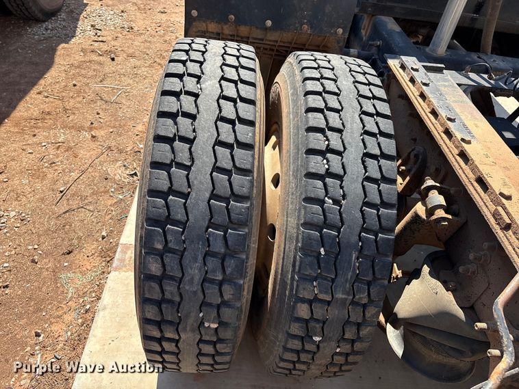 image for item IE9205 2005 International 8600 semi truck