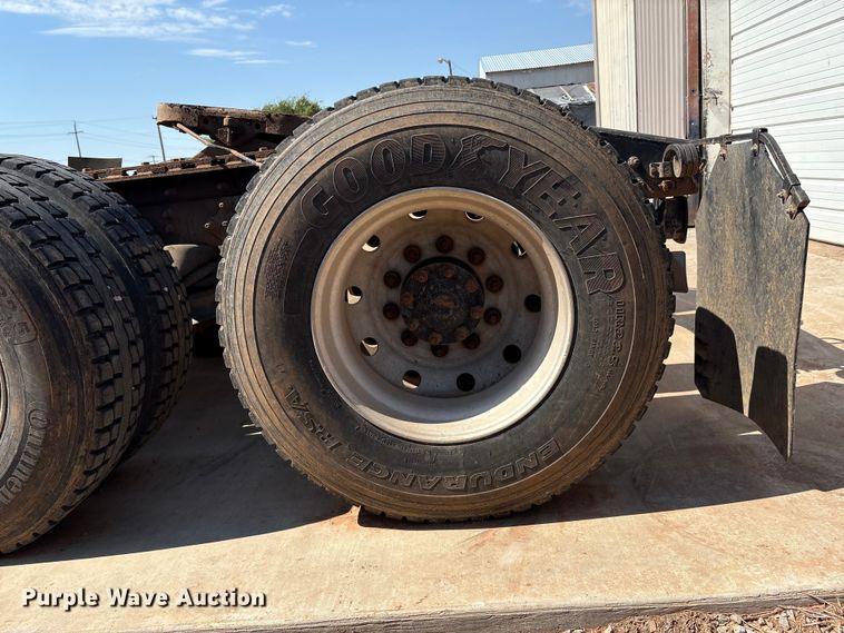 image for item IE9205 2005 International 8600 semi truck