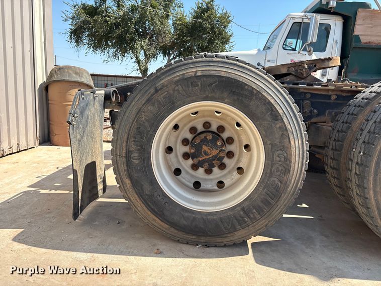 image for item IE9205 2005 International 8600 semi truck