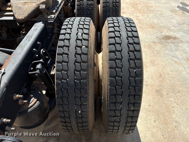 image for item IE9205 2005 International 8600 semi truck