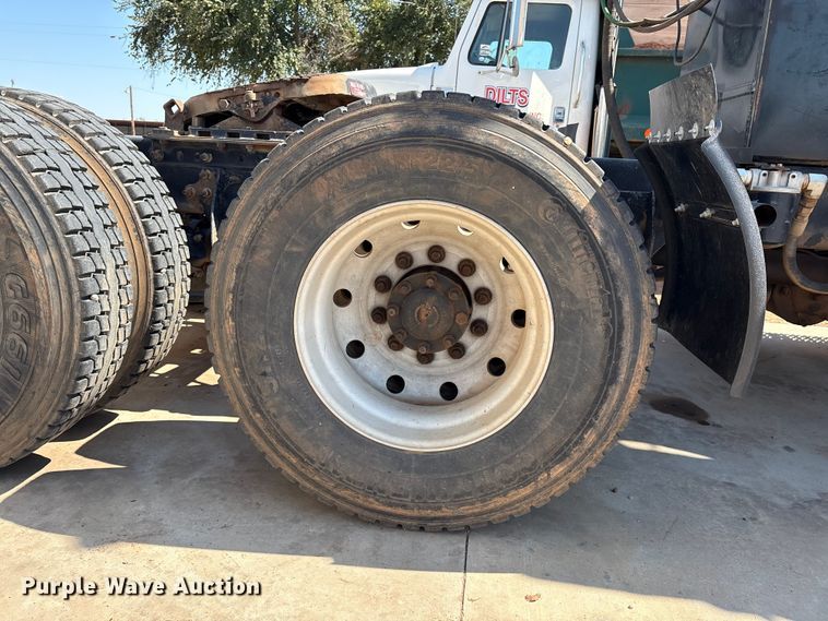 image for item IE9205 2005 International 8600 semi truck