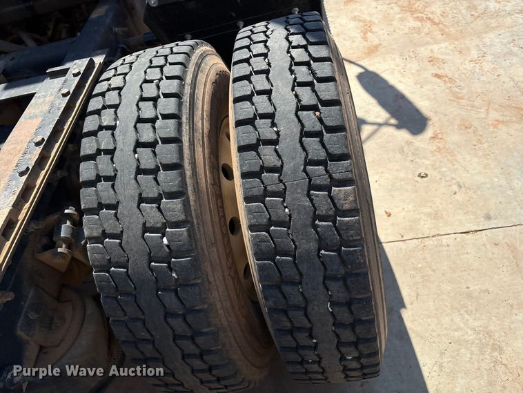 image for item IE9205 2005 International 8600 semi truck