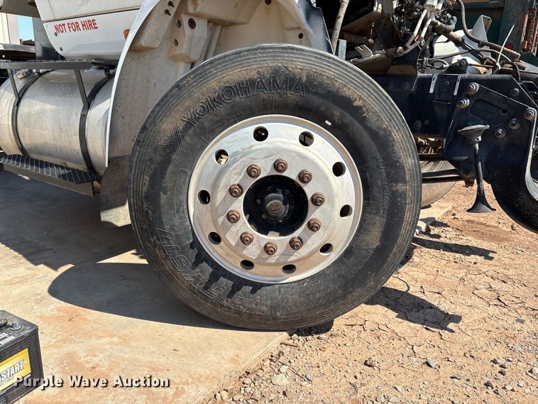 image for item IE9205 2005 International 8600 semi truck