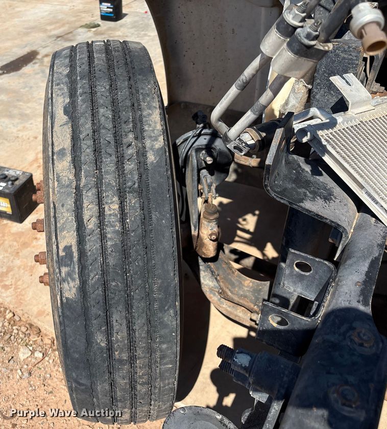 image for item IE9205 2005 International 8600 semi truck