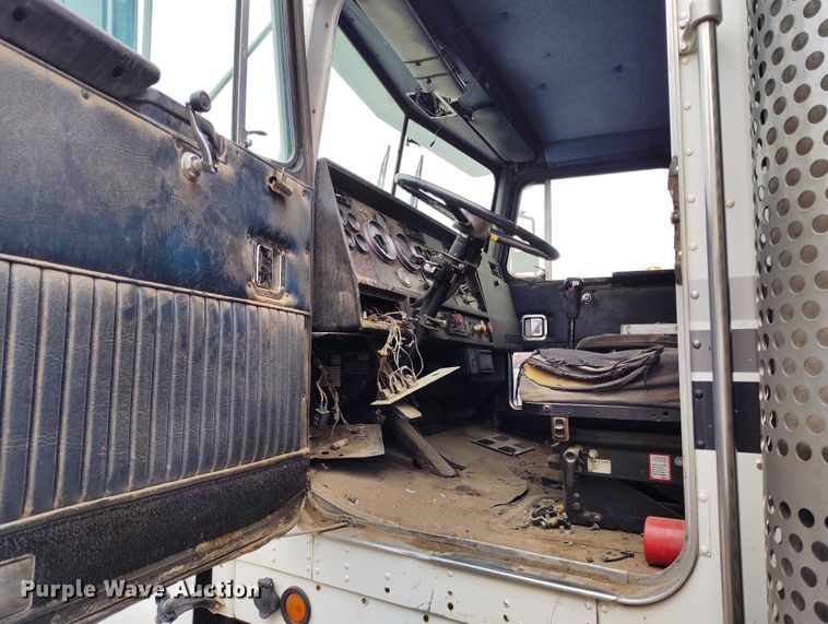 image for item IP9713 1988 Kenworth W900B dump truck