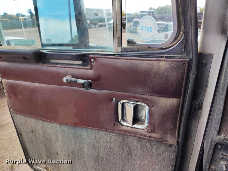 image for item IP9716 1991 Kenworth T600 dump truck