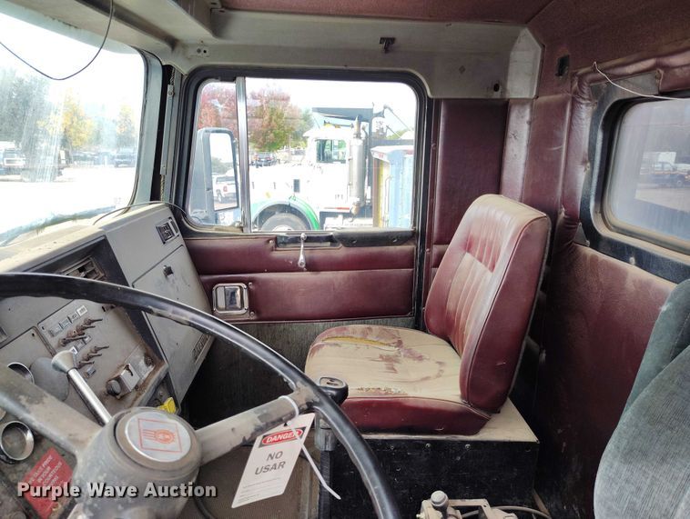 image for item IP9716 1991 Kenworth T600 dump truck