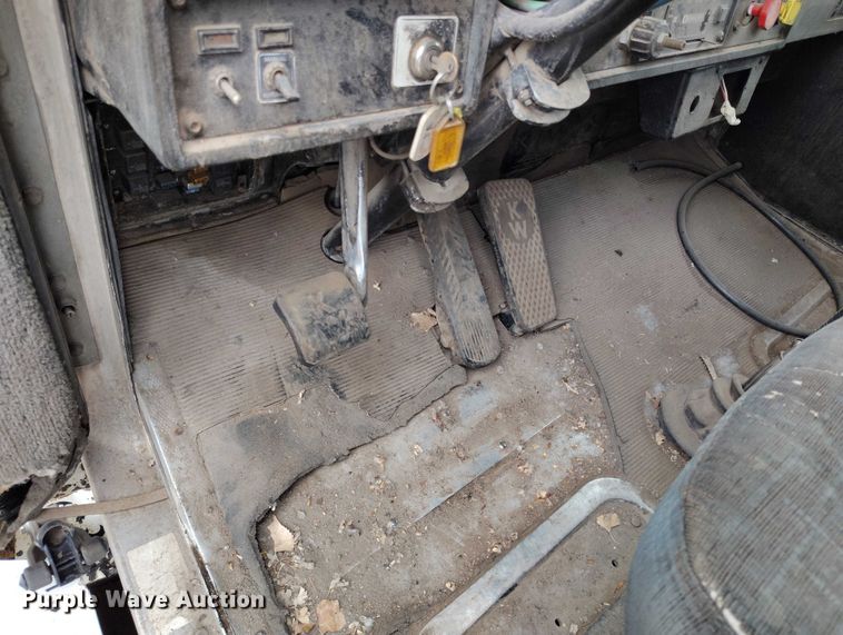 image for item IP9716 1991 Kenworth T600 dump truck