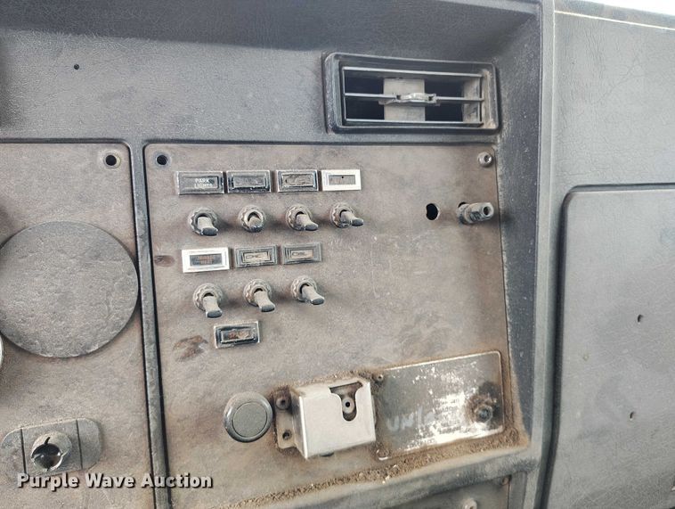 image for item IP9716 1991 Kenworth T600 dump truck