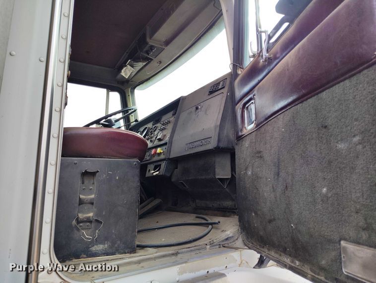 image for item IP9716 1991 Kenworth T600 dump truck