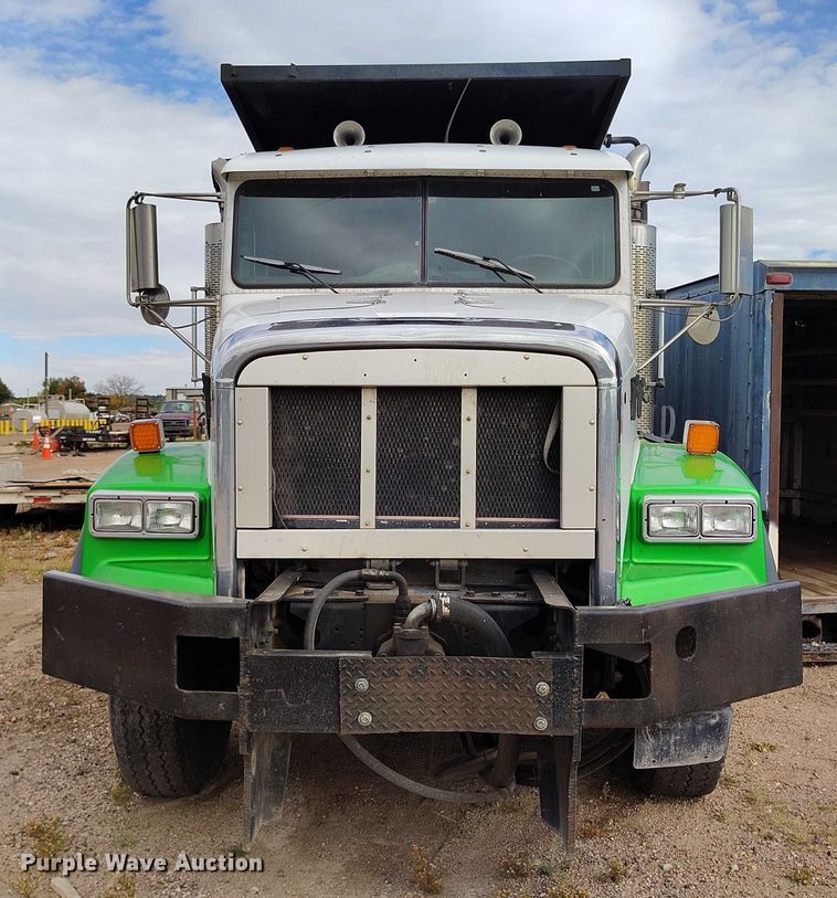 image for item IP9718 2003 Freightliner FLD dump truck