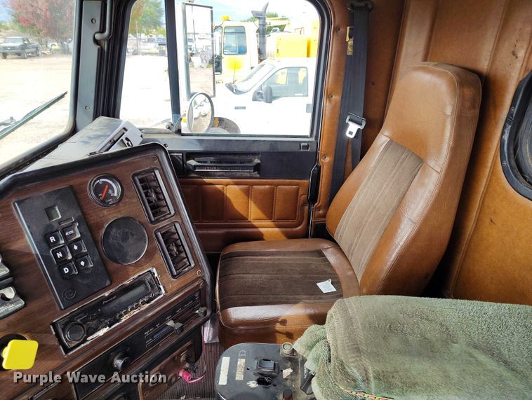 image for item IP9718 2003 Freightliner FLD dump truck