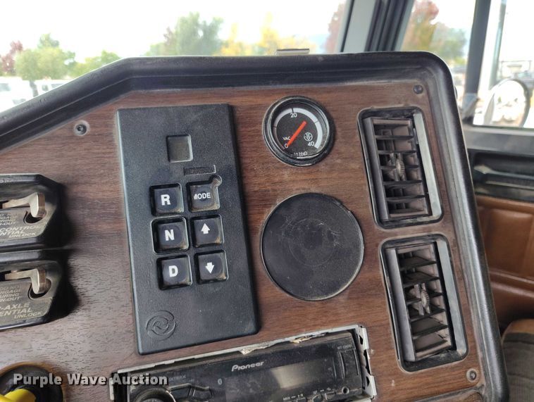 image for item IP9718 2003 Freightliner FLD dump truck