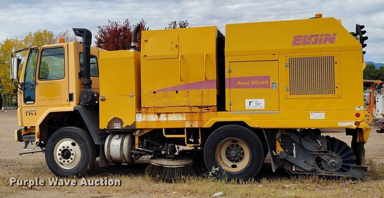 image for item IP9721 2006 Sterling SC8000 street sweeper truck