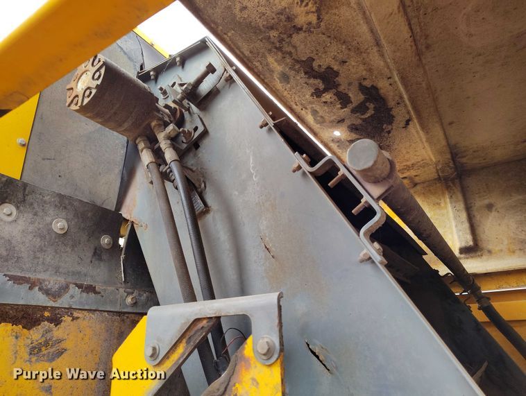 image for item IP9721 2006 Sterling SC8000 street sweeper truck