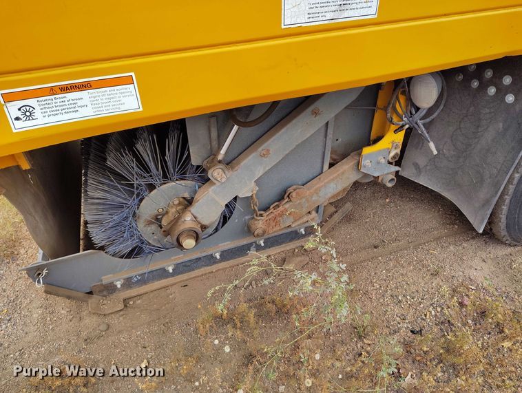 image for item IP9721 2006 Sterling SC8000 street sweeper truck