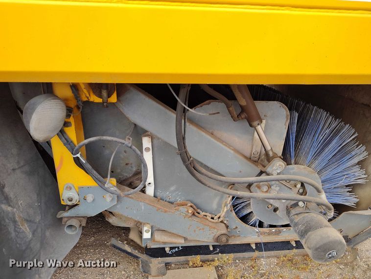 image for item IP9721 2006 Sterling SC8000 street sweeper truck