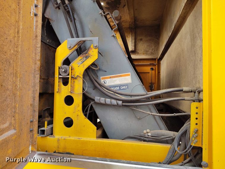 image for item IP9721 2006 Sterling SC8000 street sweeper truck