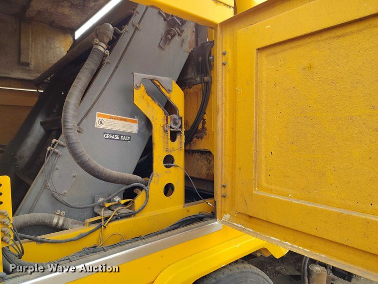 image for item IP9721 2006 Sterling SC8000 street sweeper truck