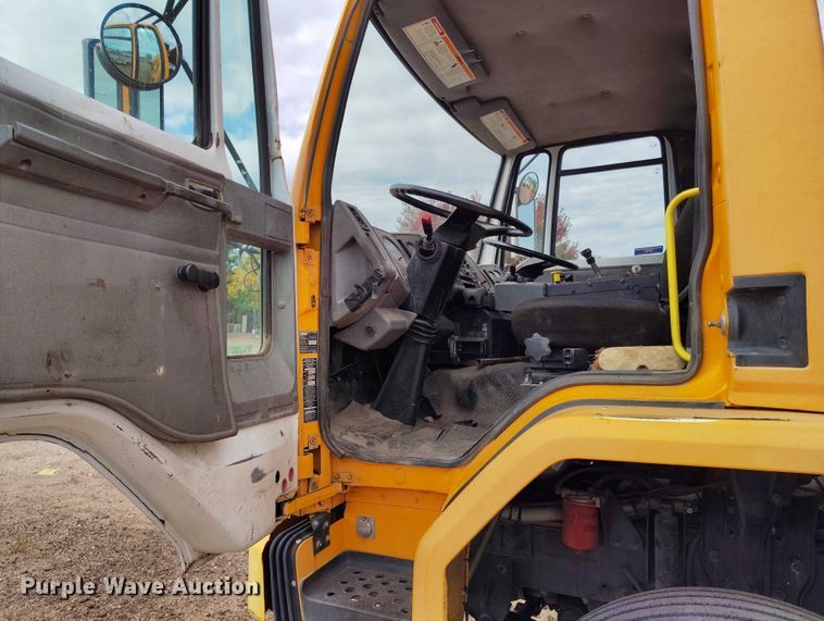 image for item IP9721 2006 Sterling SC8000 street sweeper truck