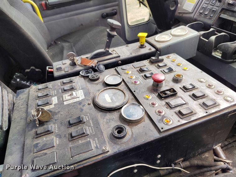 image for item IP9721 2006 Sterling SC8000 street sweeper truck