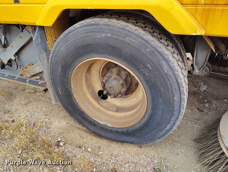 image for item IP9721 2006 Sterling SC8000 street sweeper truck