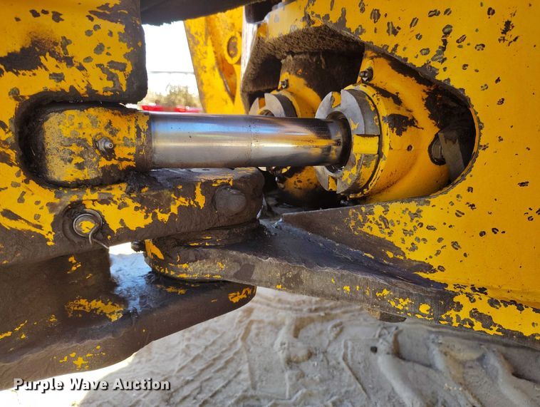 image for item IP9735 1983 John Deere 510B Turbo backhoe