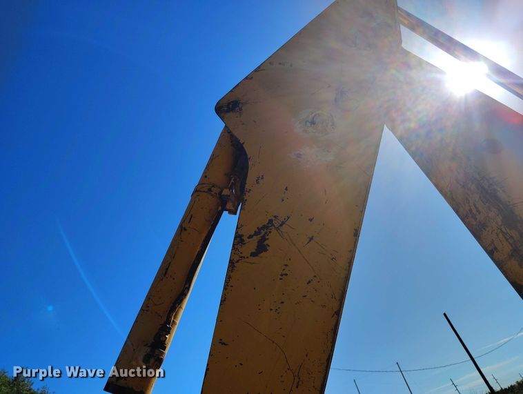 image for item IP9735 1983 John Deere 510B Turbo backhoe