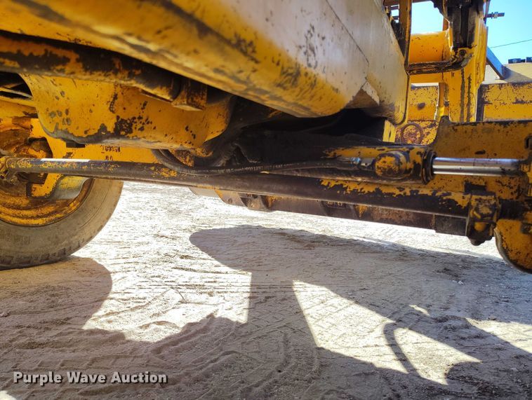 image for item IP9735 1983 John Deere 510B Turbo backhoe