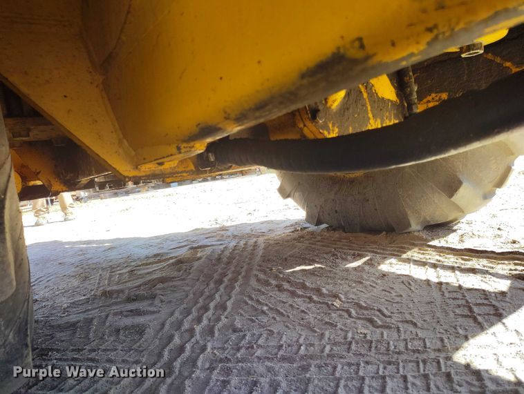 image for item IP9735 1983 John Deere 510B Turbo backhoe