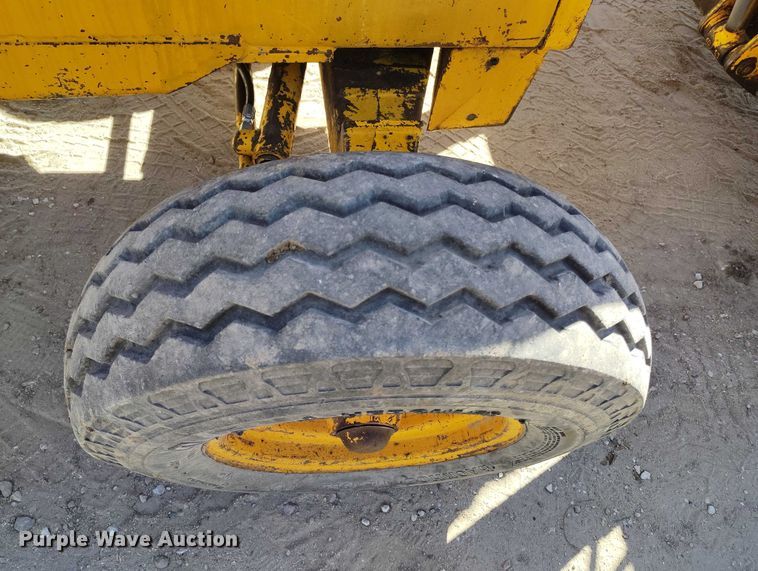 image for item IP9735 1983 John Deere 510B Turbo backhoe