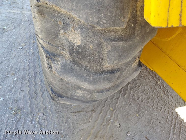 image for item IP9735 1983 John Deere 510B Turbo backhoe