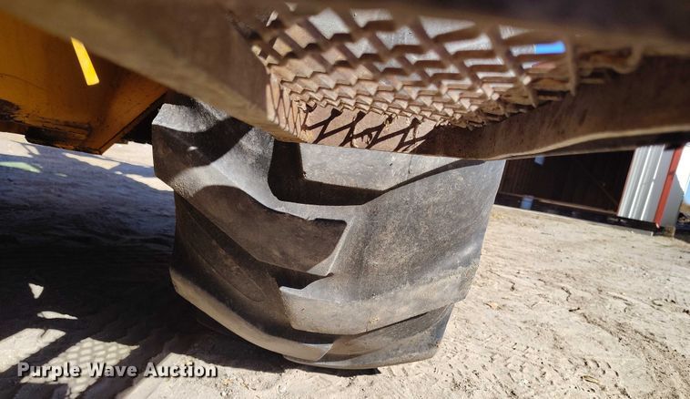 image for item IP9735 1983 John Deere 510B Turbo backhoe