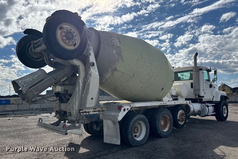 image for item NA9810 2007 International 5500I ready mix truck