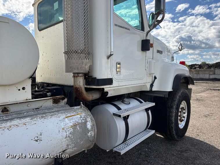 image for item NA9810 2007 International 5500I ready mix truck