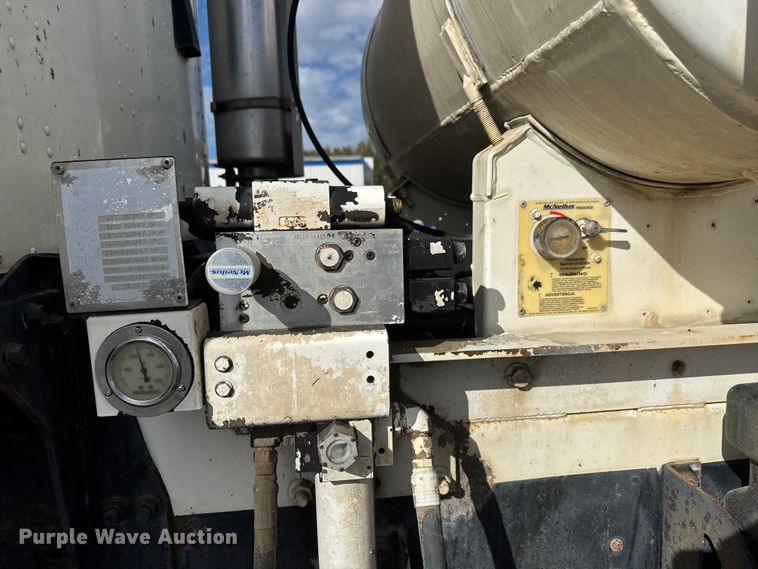 image for item NA9810 2007 International 5500I ready mix truck