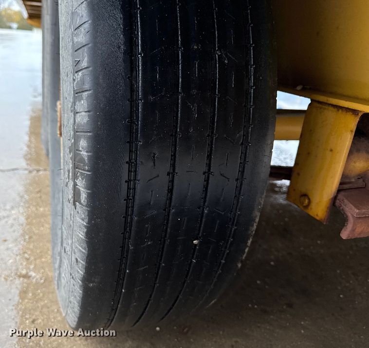 image for item ND9440 2007 Redi Haul equipment trailer