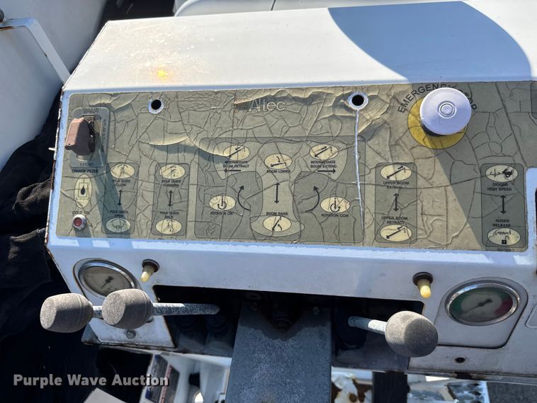 image for item NU9704 2011 Freightliner Business Class M2 digger derrick truck