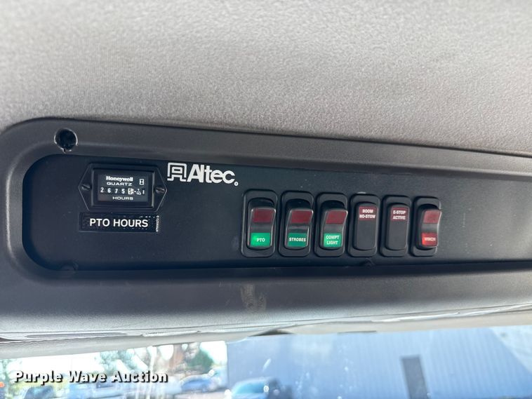 image for item NU9704 2011 Freightliner Business Class M2 digger derrick truck