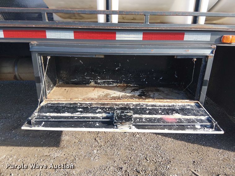 image for item NU9739 1993 Chevrolet Kodiak C7 flatbed truck